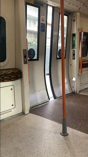 London Overground Class 378 doors closing #train #traindoor #londonoverground