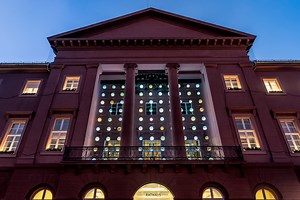 Die UNESCO City of Media Arts Karlsruhe ist um ein Medienkunstwerk reicher: Am Rathaus am Marktplatz leuchtet die Lichtkunstinstallation "Kaskade" von Rainer Kehres, die aus 99 einzeln ansteuerbaren Globen besteht. 🌎🌎🌎 Bis Mitte Februar 2020 wird "Kaskade" mit wechselnden Botschaften von der Rathausfassade grüßen. Video: Jürgen Lenhardt / raumkontakt | Karlsruhe – unsere Stadt