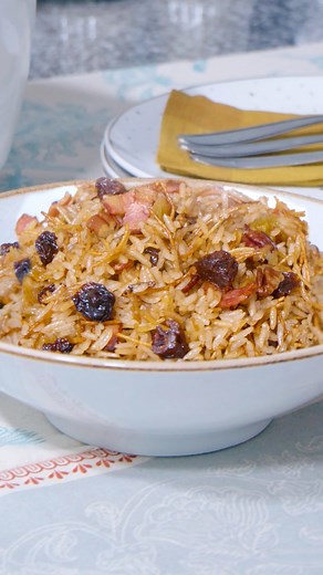 Arroz árabe de forma sencilla en tu olla arrocera. Ingredientes: 2 tazas de arroz blanco (470 gramos) 2 ½ tazas de gaseosa negra (600 mililitros) 2 cucharadas de sillao o salsa de soya (30 mililitros) 100 gramos de fideos cabello de ángel 100 gramos de tocino (opcional) 1 ½ cucharadas de ajo molido ¼ de taza de pasas rubias (50 gramos) ¼ de taza de pasas negras (50 gramos) ¼ de taza de pecanas (30 gramos) 1 cucharada de mantequilla (20 gramos) Aceite vegetal Sal Encuentra la olla arrocera aquí: 