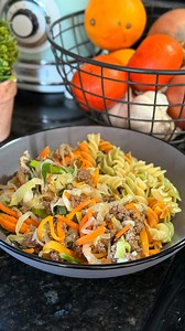 El Chop Suey con carne molida es de las recetas más fáciles y prácticas que van a probar. Para ésta receta gasté 43.400 Y los ingredientes que utilice son 500 gr de molida de 1ra 1 cebolla 1000 1 zanahoria 1000 2 dientes de ajo ( no compre por que me quedo de otra receta ) 1 mazo de verdeo )ya lo tenía pero sale más o menos 1500 el mazo ) Medio repollo 3000 Pasta @fideosfederalpy 6000 mil mix de vegetales La sal el ajo y la salsa de soja no entran dentro del presupuesto La pasta lo cocine con un