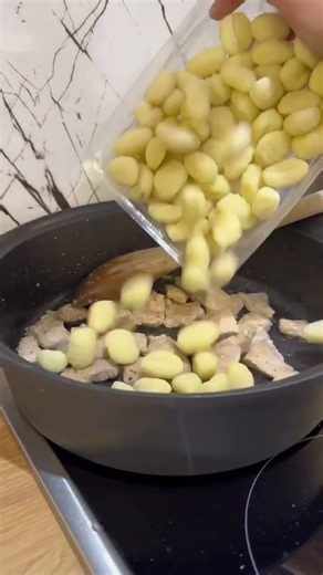 Njoke u sosu od pavlakeNa malo maslonovog ulja prodinstam jedne pileće grudi. Začinim po želji (so