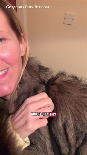 Faux fur coat, a gorgeous soft and fluffy faux fur coat. Very simple in style but looks great and the quality on this is great. It has satin lining so it goes on easily. #fauxfur #coat #festivefashion #blackfriday #tiktokmademebuylt