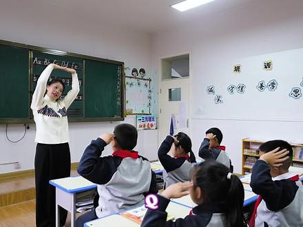 26个英文字母的手势操 教会学生辨别字母，掌握字母书写。快带你家孩子一起打卡学习起来吧！#小学英语 #自然拼读 #趣味英语 #英语 #课堂实录