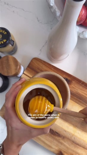 Jess Shand | Women’s Health Naturopathic Nutritionist on Instagram: "SKIN GLOW SQUASH WINTER SALAD 🧡 The salad you NEED this season and your skin will adore you for eating!!! Packed with beta-carotene (which converts into vitamin A to support skin repair and protect against oxidative stress the aim of the game when I comes to healthy glowy skin), vitamin C (for collagen synthesis) & fibre its gut-loving, glow-boosting, will help reduce inflammation in the skin and tastes DIVINE. Also, an ideal