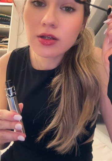 El maquillaje es de @MV NOTAS El perfume de Champs Elysees tienen reintegro con ueno y Itaú por todo el mes de febrero 💕