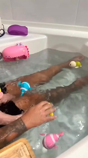 Miren los pecesitos de nashi nuevos para su hora del baño 🥰😍🫶🙌 #cubanos #bebes #feliz #padres #cubanosporelmundo | Yailen y Mangao