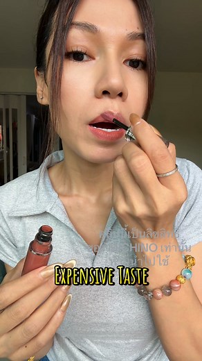 MAC Goldy Locked Kiss Ink Duo💛 มุนินมุตา กาสะลองซ้องปีบบบ 2 สี 2 บุคลิก😍 อร๊อยยยย.. ทาออกมาแล้วดูสวย ดูแพง ดูดีคูณสิบ‼️ ประเด็นคือ 2 แท่งนี้คือไซส์ใหญ่นะจ๊ะ ปกติแท่งเดียวก็พันกลางๆ ไปล้าวว🤭 เซ็ตลิมิเต็ดนี้ในห้างบ้านเราเคาะค่าตัวอยู่ที่ 2,1xx บาทจ้าา 2 สีในเซ็ต คือ 💛Tried & Trophied ชมพูอมแดง 💛Expensive Taste นู๊ดน้ำตาล หนุ่มๆ ควรสอยไปให้แฟนฝุดๆ มีกรี๊ดแน่นวลลล😍 ส่วนสาวๆ คนไหนไม่มีแฟน ก็จัดไปให้ตัวเองเถอะ มันเป็นเซ็ตที่คุ้มและทาออกมาแล้วสวยเกินเบอร์มากกก สะกิดเพื่อนมาหารคนละแท่ง ก็ยังคุ้ม‼️