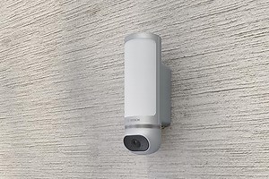 Bosch Smart Home Außenkamera II, Überwachungskamera Außen, 1080p Full-HD Auflösung mit integrierter Alarmsirene und Design-Leuchte, kompatibel mit Amazon Alexa, Silber