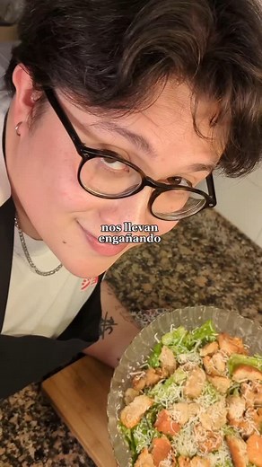 xino on Instagram: "ENSALADA CÉSAR 🥗🔱 No, no et tu brute, la ensalada César nació hace 100 años y no hace 2000 y pico años, que bueno, ya me diréis de donde sacarian el parmesano o la salsa worcestershire para hacerla en el Imperio Romano. Para no perderte ninguna receta no olvides seguirme en mis redes: @cocinaconxino Ingredientes de la ensalada César con toque Xino: (para 2 personas) - 5 hojas generosas de lechuga romana - 150 gr de pan - Aceite de oliva - Pimienta - Sal - 2 dientes de ajo -