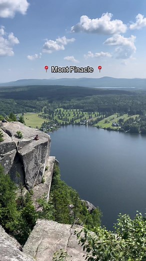 Mont Pinacle, Coaticook 📍 Venez decouvrir ce point de vue incroyable sur le lac Lyster ! • Randonnées de 2 à 3 km pour se rendre au sommet ⛰️ • Niveaux facile à dificile 🤝 • Chiens admis en laisse 🐶 #tourismecoaticook #valleedelacoaticook #coaticook #été2023 #tourismequebec #cantonsdelest #summerbucketlist #estrie #hikequebec #randonnée #montpinacle
