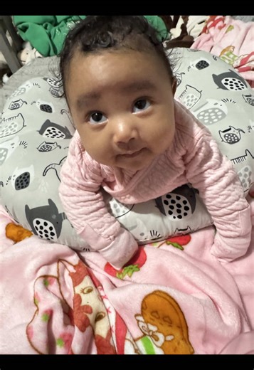 She suprises me everyday she about to be 3 month old and sounded like she said hi or am I delusional 😅🥹🫶🏽 I be talking to her randomly like I don’t know what I be saying to her sometimes 😂🩷 #firsttimemom #3monthsold #momsoftiktok #momlife #fypシ゚viral
