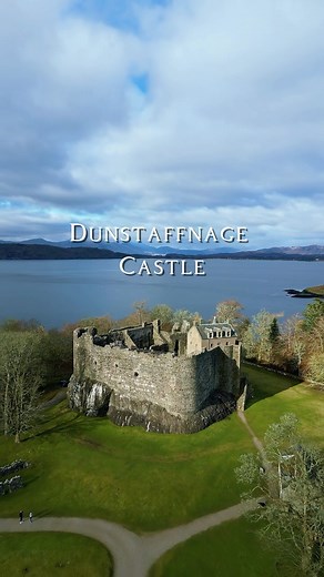 Towering over the Firth of Lorn, Dunstaffnage Castle is one of Scotland’s oldest and most storied stone fortresses. Built around 1220 by Duncan MacDougall, son of Somerled—the legendary ‘King of the Isles’—it stood at the heart of the conflict between Scotland and Norway for control of the Hebrides. Later, during the Wars of Independence, Robert the Bruce besieged the castle as he fought to reclaim his kingdom. For centuries, Dunstaffnage remained a formidable stronghold, its massive stone curta