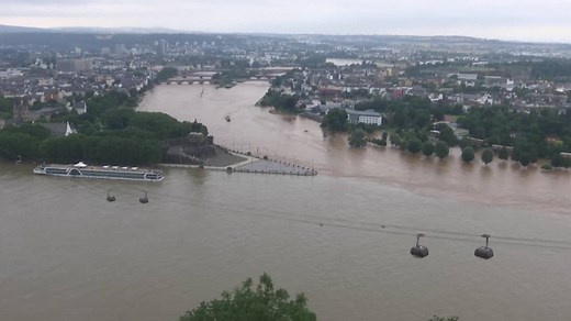 Video | Overstroomde Rijn en Moezel komen samen in Duitse stad Koblenz