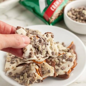 Andes Mint Pretzel Bark - Recipe in comments #mintpretzelbark #pretzelbark #christmastreats #holidaytreats #pretzels | Foodlovinfamily