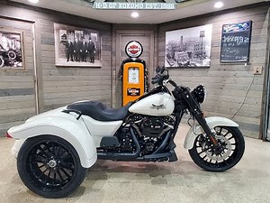 2023 Harley-Davidson Freewheeler FLRT trike-White Sand Pearl.