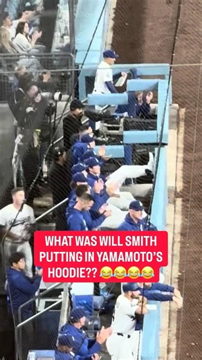 Will Smith sneaks 8 pieces of gum in Yoshinobu Yamamoto’s hoodie during Dodgers win over Giants 😂