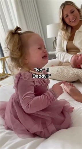 Jealous Big Sister Cries “Daddy Mine!” After He Kisses New Baby — Toddler Meltdown 😭👶👧
