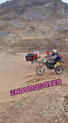 🔥 Kurz Gas – langer Weg nach oben! 🔥 Ein paar Sekunden Red Bull Erzbergrodeo 2024 in Eisenerz, aber die haben’s in sich. Ich prügle einen alten BMW Boxer mit zwei Ventilen einen Steinberg hoch – laut, ehrlich und ohne elektronische Ausreden 😄 Am Ende stand tatsächlich Platz 9. Oldschool lebt! Grüße an die Szene und an **Manuel Schaad von SWT-SPORTS – Boxerfahrer unter sich 🤘 Willkommen am Berg aus Eisen: Red Bull Erzbergrodeo. #Erzbergrodeo #BMWBoxer #BikerFürBiker @Redbullerzbergrodeo @bmwm