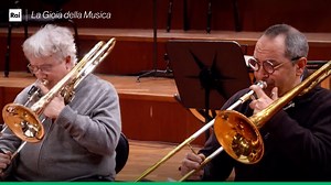 61K views · 2.4K reactions | "Ora vi proponiamo un gioco, vi facciamo ascoltare un brano che sicuramente tutti voi conoscerete a memoria, ma presentato in modo tale da renderlo un pochino misterioso". #LaGioiadellaMusica stasera alle 20:20 su #Rai3 e su RaiPlay | Rai3 | Facebook