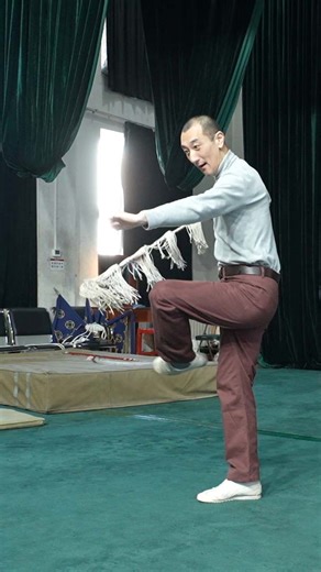 Inside a Peking Opera theater, one simple prop brings an entire horse to life. With only a riding whip – and pure expression – the performer makes you see the struggle, the speed and the taming of an invisible steed. #ChinaTravel #BetterLife #SpringFestival2026 #YearOfHorse #Travelogue China Travel For more: https://news.cgtn.com/news/2026-02-13/One-whip-one-stage-A-horse-comes-alive-1KAAK3MCbpm/p.html | China Plus Culture