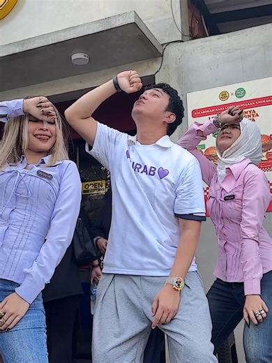 bisa bisanya dia mau gantiin center of the world abang' pencinta cewe wispie ini😭 #alditaher #wispie #cewewispie #kemejawispie #marapthonseason3