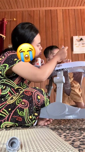 Masyaallah udah di tahap mau makan aja yah baby, ini aku cuma simulasi aja yah ini dia belum fiks makan tapi aku ajarin biar dia tau kalau nanti pas udah waktunya makan bakal gini. Dia bakal kenal sendok, supaya tidak terkejut aja pas nanti di kasih makan. Aku gen z aku baru belajar juga buat urus anak semoga ini gak salah yah, dan buat yang tanya itu air susu dia yah aku pindahin ke wadah jadi aku kasih lewat sendok. Saran donggggg kalau misalkan cara aku salah kalian boleh komen boleh tegur ak