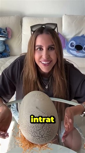 Acest ou gigantic a început să se spargă... apoi ceva s-a mișcat înăuntru 😨