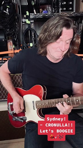 Wanna see Murray play guitar? Do a selfie, & party like its 1990? If you are in Sydney, see you at The Brass Monkey Cronulla 8-10:30pm! #livemusic 🎸