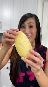 87K views · 69 reactions | 凜 Never peel potatoes the traditional way again! Let's give this easy peeling hack a go and have perfectly peeled spuds in no time! Thanks to the brilliant inspiration from collegechefron ✨ #PotatoHacks #EffortlessPeeling #GameChanger | Jessica Gavin | Facebook