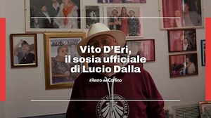«Quando mi vide per la prima volta mi poggiò le mani sulle spalle guardandomi negli occhi come se si stesse specchiando.» Il suo nome è Vito D’Eri, oggi è conosciuto in tutta Italia come il sosia ufficiale di Lucio Dalla. Un imbianchino di un piccolo paese in provincia di Matera, Pisticci. Vito si trasferisce a Bologna nel 1980, ignaro che questa città gli avrebbe completamente stravolto la vita. Tra i due c’era un rapporto unico, tant’è che Dalla (come racconta Vito) definiva il suo sosia come 