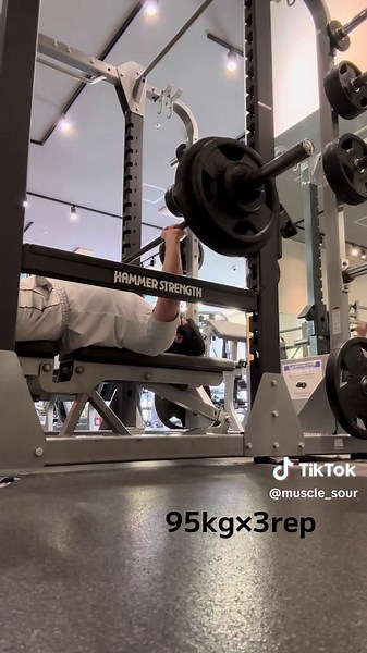 自分なりの高重量と粘りで胸筋を可愛がっていく！変な顔になるまでしっかり追い込む！ゴールドジムのトレーニングノート買ってモチベ爆上げ！ #筋トレ#筋トレ男子#ジム#大学生の日常 #gym#workoutmotivation#fpy