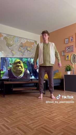 This scene from SHREK is pure gold 🙌🏻👑💚🏹 - 🎥 Movie : Shrek 📼🫏 . . . #shrek #shrekmovie #dance #tv #movie #remake #merrymen #robinhood #monsieurhood #princessfiona #fiona #donkey #dreamworks
