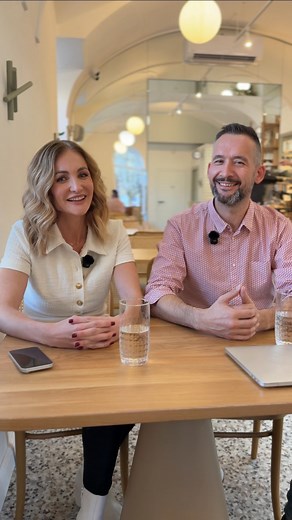 🎥V dnešnom diely mini série sme sa s majiteľmi Jacob´s Bakery porozprávali o tom, kto stojí za touto značkou, prečo je pre nich Jacob´s Bakery viac než len pekáreň a aké hodnoty do nej vkladajú každý deň. Pýtali sme sa aj, či sa za celým konceptom skrýva osobná skúsenosť – a áno, prezradili mi krásny príbeh, ktorý ich k tomu všetkému priviedol. 🍞✨ Toto je len prvá časť.☺️ V ďalších dieloch vám ukážem zákulisie príprav, odhalenie samotného názvu „Jacob´s Bakery“, a všetko to, čo robí túto pekár