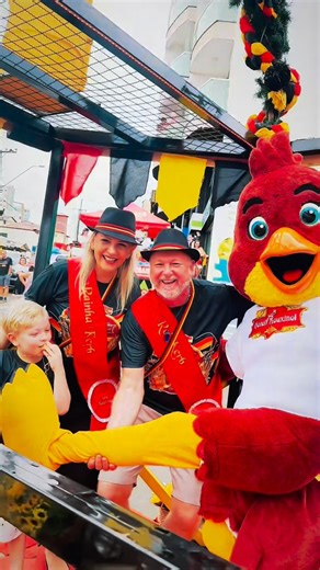 HOTEL ROUXINOL | TERMAS DE PIRATUBA - SC on Instagram: "DESFILE DE KERB 🇩🇪🍺❤️ Momento marcante do Kerb é o tradicional desfile, nossos hóspedes deram show de animação. #hotelrouxinol #kerb #2026 #piratuba #tradiçãoalemã"