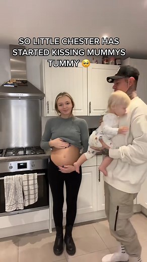 603K views · 1.4K reactions | Pregnancy throwbacks are the cutest 殺 #reels #familylove #couples #pregnant #throwback #viralreels | Dan Spragg | Facebook