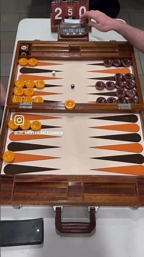 Nicholas vs Elliot - EPIC #Backgammon CLASH [FM Gammon board]! 🎲🎲