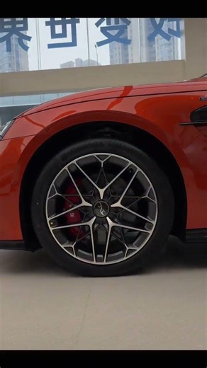 Static is gentle elegance; dynamic is dazzling radiance.