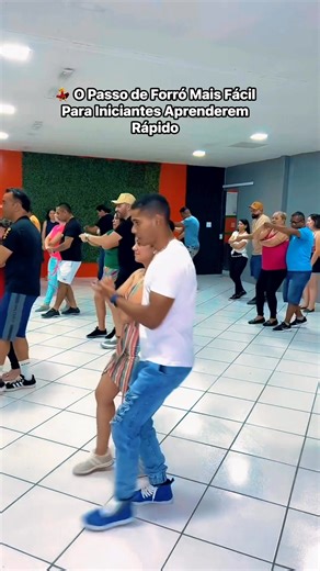 Quer aprender forró do zero sem complicação? Esse passo simples é a base para iniciantes que querem dançar bem, se soltar e curtir qualquer festa ou baile. #ForróParaIniciantes #AprenderForró #Dança | Ari Peixotto
