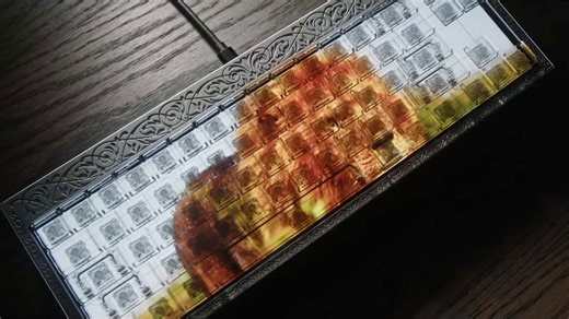 Tuşlarının altında ekran yer alan klavye: Finalmouse Centerpiece