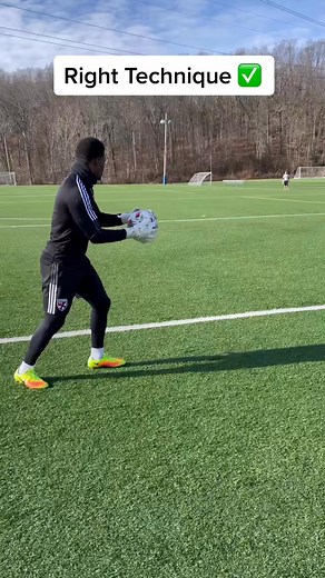 Side volley over punt #instareels #goalkeepertraining #goalkeepersaves #goalkeeper #goalkeeperlife #goalkeeperlifestyle #goalkeeperunion #goalkeeperworld #goalkeepers #goalielife #goaliemom #goalie #goalietraining | ELP_GoalKeeping