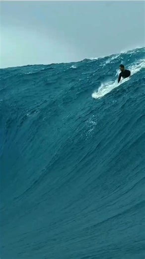 Surfer sur Big Waves en teahupoo Polynésie. | Mîlöũ Mįlānòū