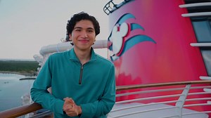 1K views · 29 reactions | Anthony Gonzalez, a estrela de "Viva – A Vida é Uma Festa" está "un poco loco" para o novo restaurante da Disney Cruise Line que chega ao Disney Treasure! A Plaza de Coco será a primeira experiência gastronômica teatral do mundo com o tema deste filme da Pixar. Quem aí gostou da novidade? | Disney World Brasil | Facebook
