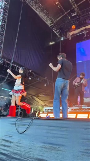 Laneway!!! | BENEE
