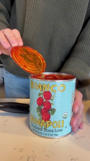 What’s the secret to great pizza sauce? Exceptional ingredients. We often keep ours simple with delicious canned tomatoes, like the California-grown ones from Bianco DiNapoli, and high-quality sea salt, like the kind from Jacobsen Salt Co. If you’re in the US, you can buy both from our grocery section: https://ter.li/jsvxjw | Ooni