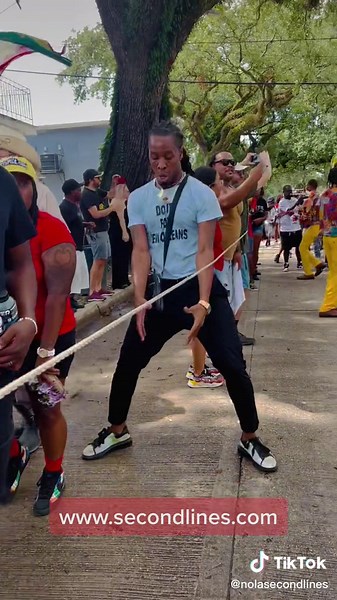 Second Line Sunday via New Orleans. ⚜️🎷🎺🥁 #dancing #brassband | . . #neworleans #nola #secondline #secondlinesunday #uptown #uptownneworleans #footwork