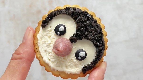 Penguin toast, cute and easy Christmas breakfast idea