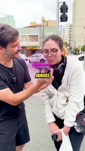 Valendo R$1.000,00: Crie um app e mude o seu ano! Conheci a Rafaela, de 24 anos, estudante de medicina, que sonha em transformar vidas com empatia e escuta. Ela topou o desafio: criar um app, do zero, em plena rua — e com um detalhe importante… sem saber programar. Em minutos, ela desenvolveu um aplicativo chamado “Minhas Metas 2026”, pra acompanhar as resoluções de ano novo que a gente promete todo ano... e nunca cumpre. Tudo isso foi possível com a @emergentlabs — uma plataforma que te permite