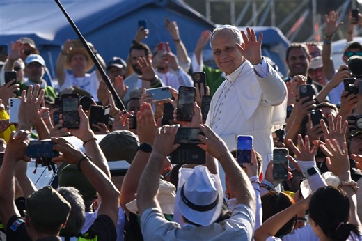 Giovani e Chiesa, sempre più fedeli grazie a preti e suore influencer: "Dio è nell'algoritmo"