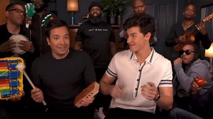 “Classroom instruments”: así se divirtieron Jimmy Fallon y Shawn Mendes