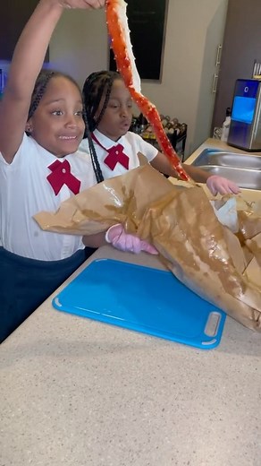 1.2M views · 100K reactions | King Crab/Lobster pasta and Garlic Bread♥️ | Kayla Danielle | Facebook